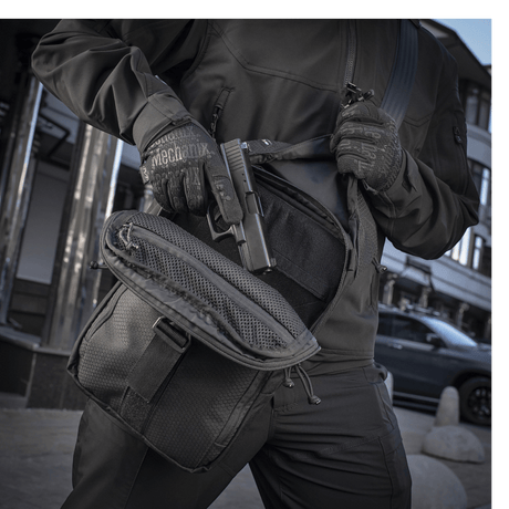 Mand iført M-Tac Magnet XL Taske Elite Hex med FidLock-lås til hurtig og sikker lukning