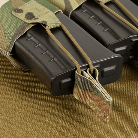 M‑Tac Elastisk Triple Magazine Pouch Elite med tre AK/AR-magasiner fastgjort med elastik og stropper, lavet af holdbar Cordura 500D.