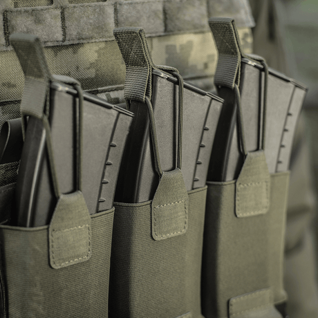M‑Tac Elastisk Triple Magazine Pouch Elite med tre magasiner, lavet af Cordura 500D, designet til hurtig adgang og sikker opbevaring.