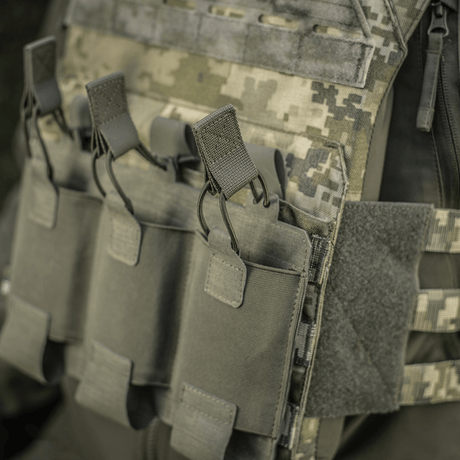 M‑Tac Elastisk Triple Magazine Pouch Elite monteret på taktisk vest, lavet af holdbar Cordura 500D, ideel til feltbrug med hurtig adgang.