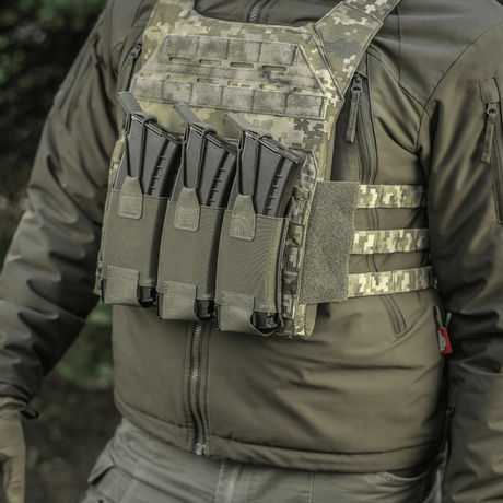 M‑Tac Elastisk Triple Magazine Pouch Elite monteret med tre AK/AR-magasiner på taktisk vest i feltmiljø.