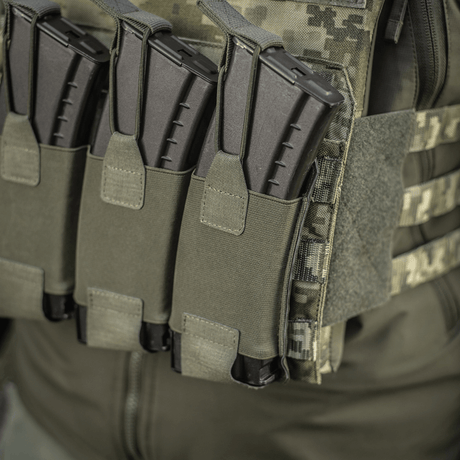 M‑Tac Elastisk Triple Magazine Pouch Elite med magasiner monteret på MOLLE udstyr
