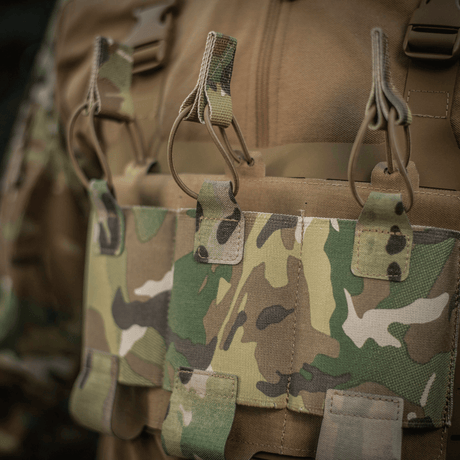 Taktisk opsætning med M‑Tac Elastisk Single Magazine Pouch Elite til AK/AR-magasin, kompatibel med MOLLE system, camouflage design.