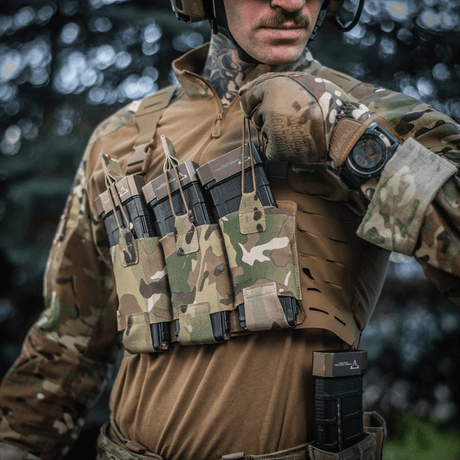 M‑Tac Elastisk Single Magazine Pouch Elite i kamuflage, monteret på taktisk vest, designet til AR/AK-magasin, viser holdbar Cordura 500D materiale.