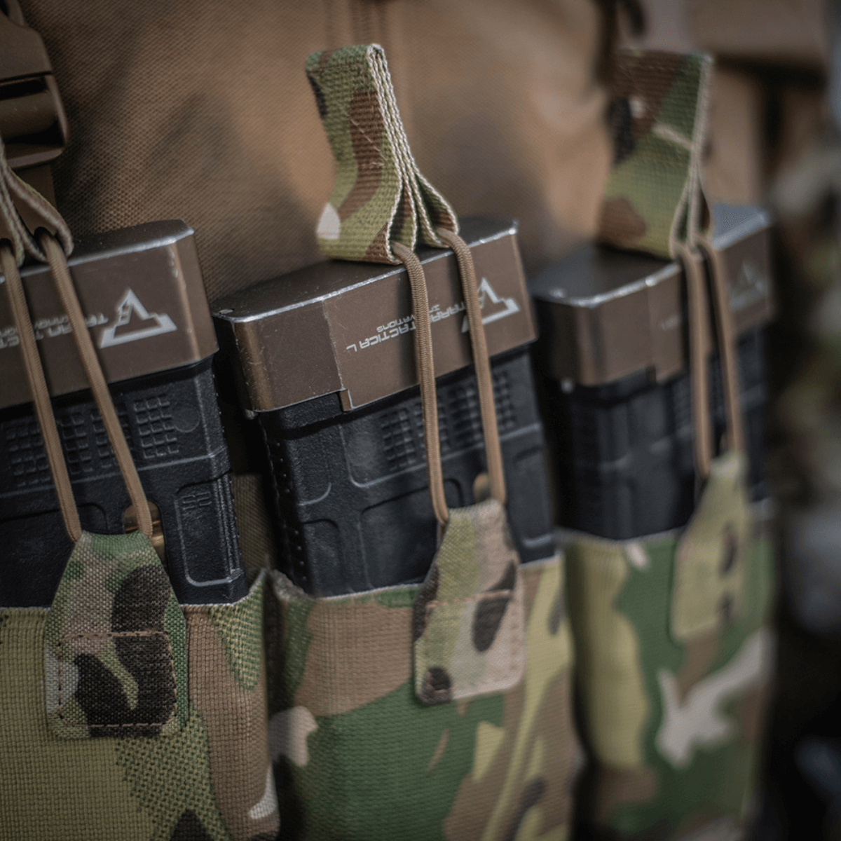 M‑Tac Elastisk Single Magazine Pouch Elite med magasiner i et kompakt og funktionelt MOLLE-kompatibelt design, camouflagemønster.