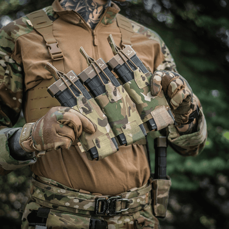 M‑Tac Elastisk Single Magazine Pouch Elite demonstrerer kapacitet til flere magasiner i taktisk miljø med MOLLE kompatibilitet.