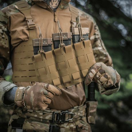 M‑Tac Elastisk Single Magazine Pouch Elite på soldatens vest med magasiner, kompakt og funktionelt design, kompatibel med MOLLE system.