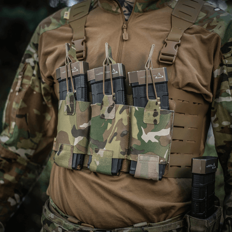 M‑Tac Elastisk Single Magazine Pouch Elite med AK/AR-magasin på MOLLE Laser Cut system, camouflage design, hurtig adgang og pålidelig sikring.
