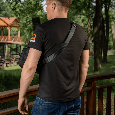 M‑Tac Cross Bag Elite Hex på skulder, udendørs i skov, set bagfra. Perfekt til daglig brug og taktisk udstyr, 5 liter volumen.