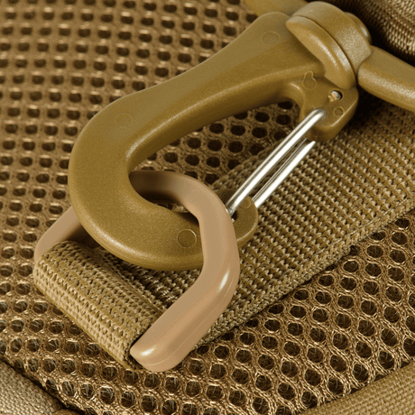 Nærbillede af M‑Tac Cross Bag Elite Hex med robust karabinhage og Cordura 500 stof, ideel til daglig brug og taktisk udstyr.