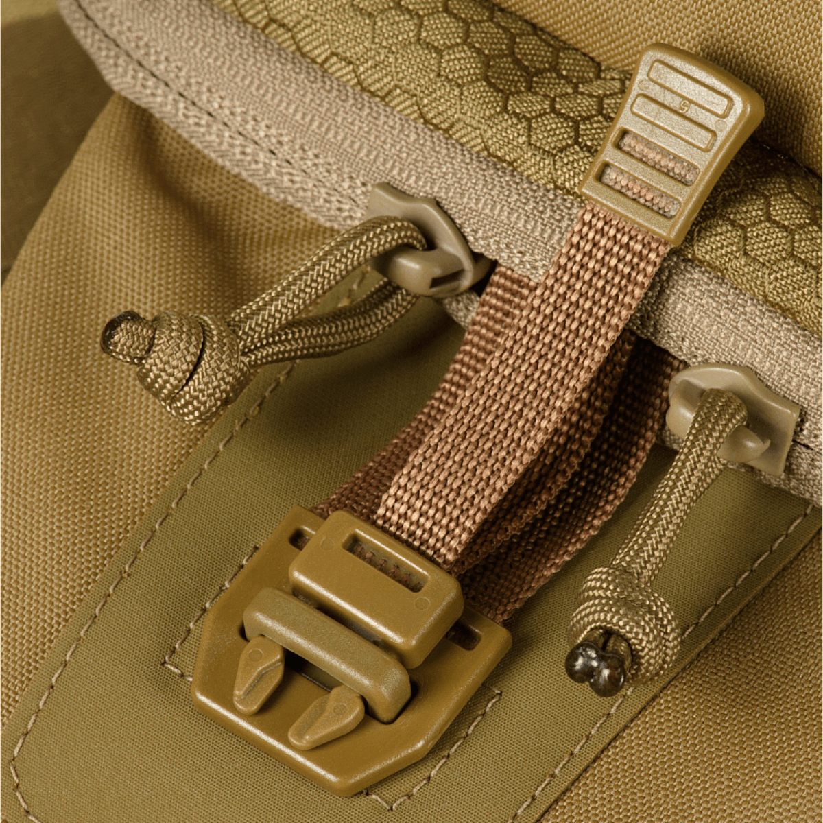 Detalje af M‑Tac Cross Bag Elite Hex i Cordura 500 materiale med WJ fittings og YKK lynlåse i brun farve