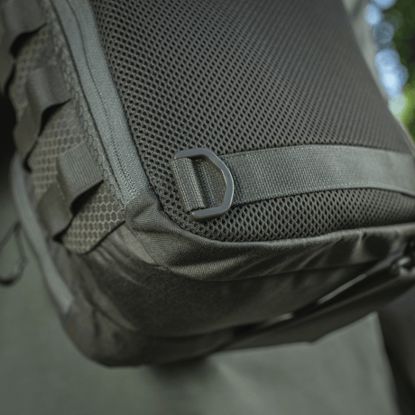 Detaljeret nærbillede af M‑Tac Cross Bag Elite Hex med robust strop og netmateriale, optimal til hverdagsbrug og taktisk udstyr.