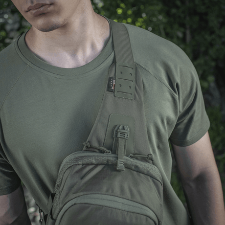 M‑Tac Cross Bag Elite Hex i brug på en person iført grøn t-shirt, perfekt til både hverdagsbrug og taktisk udstyr.