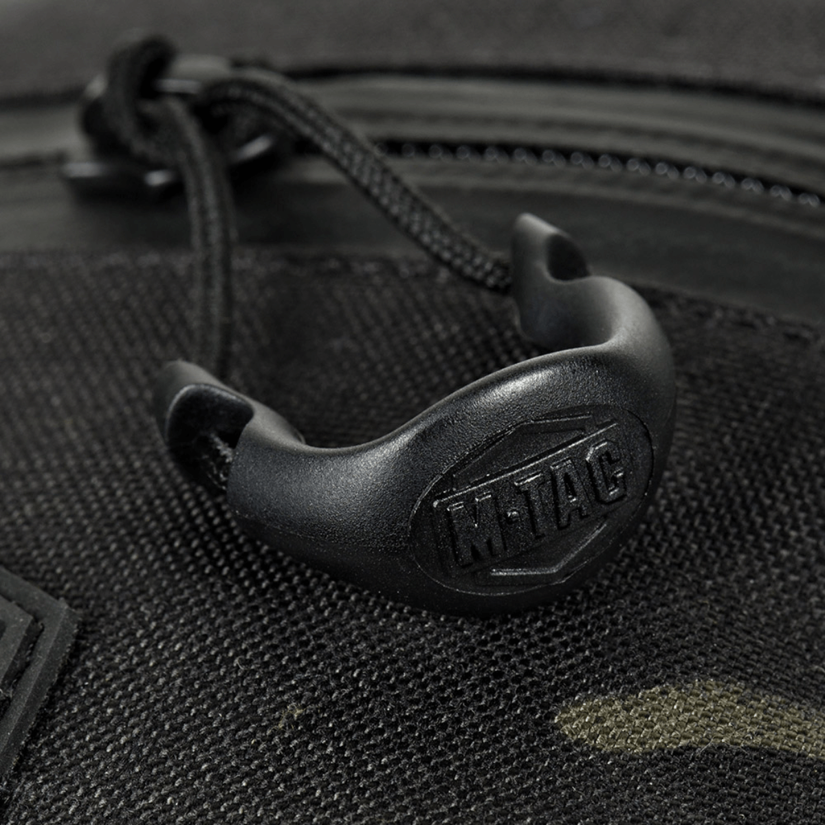 M‑Tac Cross Bag Elite Hex tæt på lynlås og detalje, fremstillet af Cordura 500 materiale, ideel til daglig brug og taktik.