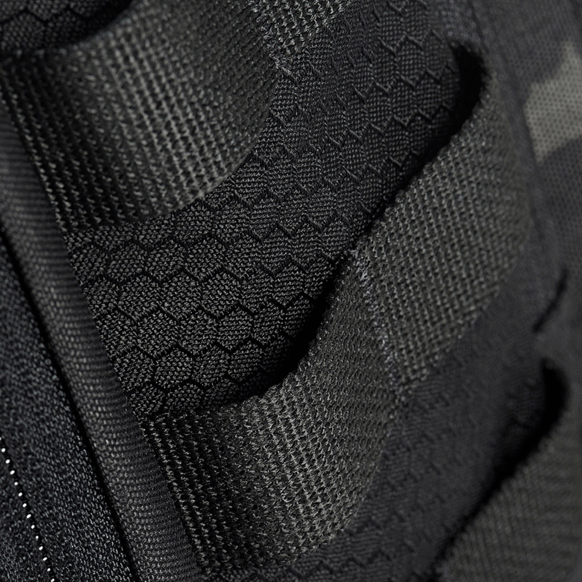 Nærbillede af M‑Tac Cross Bag Elite Hex i Cordura 500 materiale med hex mønster og MIL-SPEC stropper, ideel til daglig og taktisk brug.