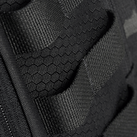 Nærbillede af M‑Tac Cross Bag Elite Hex i Cordura 500 materiale med hex mønster og MIL-SPEC stropper, ideel til daglig og taktisk brug.