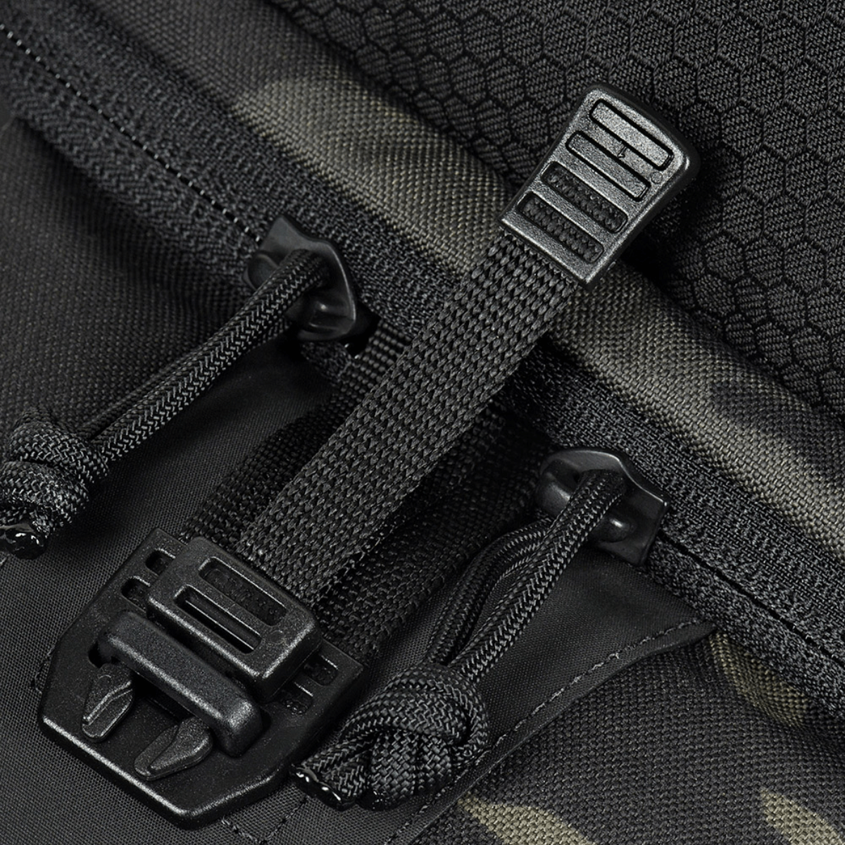 Nærbillede af lynlås og stoppere på M‑Tac Cross Bag Elite Hex i Cordura 500 materiale.