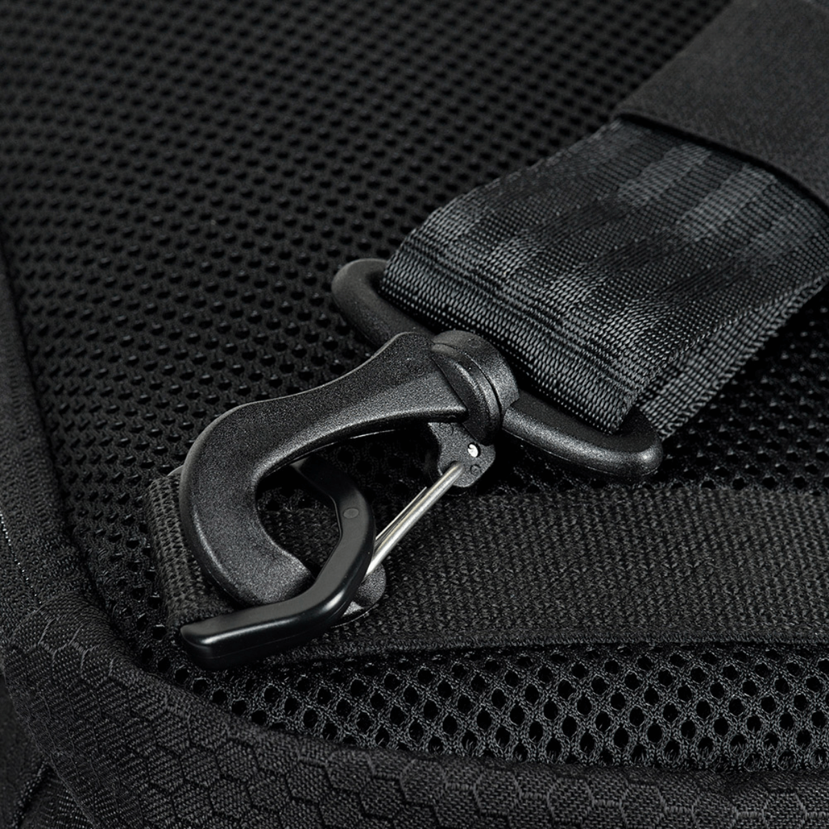 Nærbillede af M‑Tac Cross Bag Elite Hex, der viser en stærk krog og stropdetalje på en Cordura 500 taske til taktisk brug.
