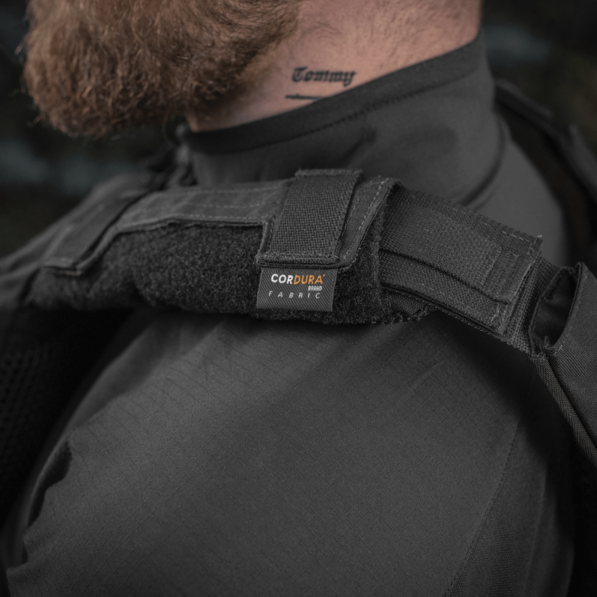 Nærbillede af M‑Tac Plate Carrier Cuirass QRS Gen.II pladebærer, fremstillet af slidstærkt Cordura 500D stof.