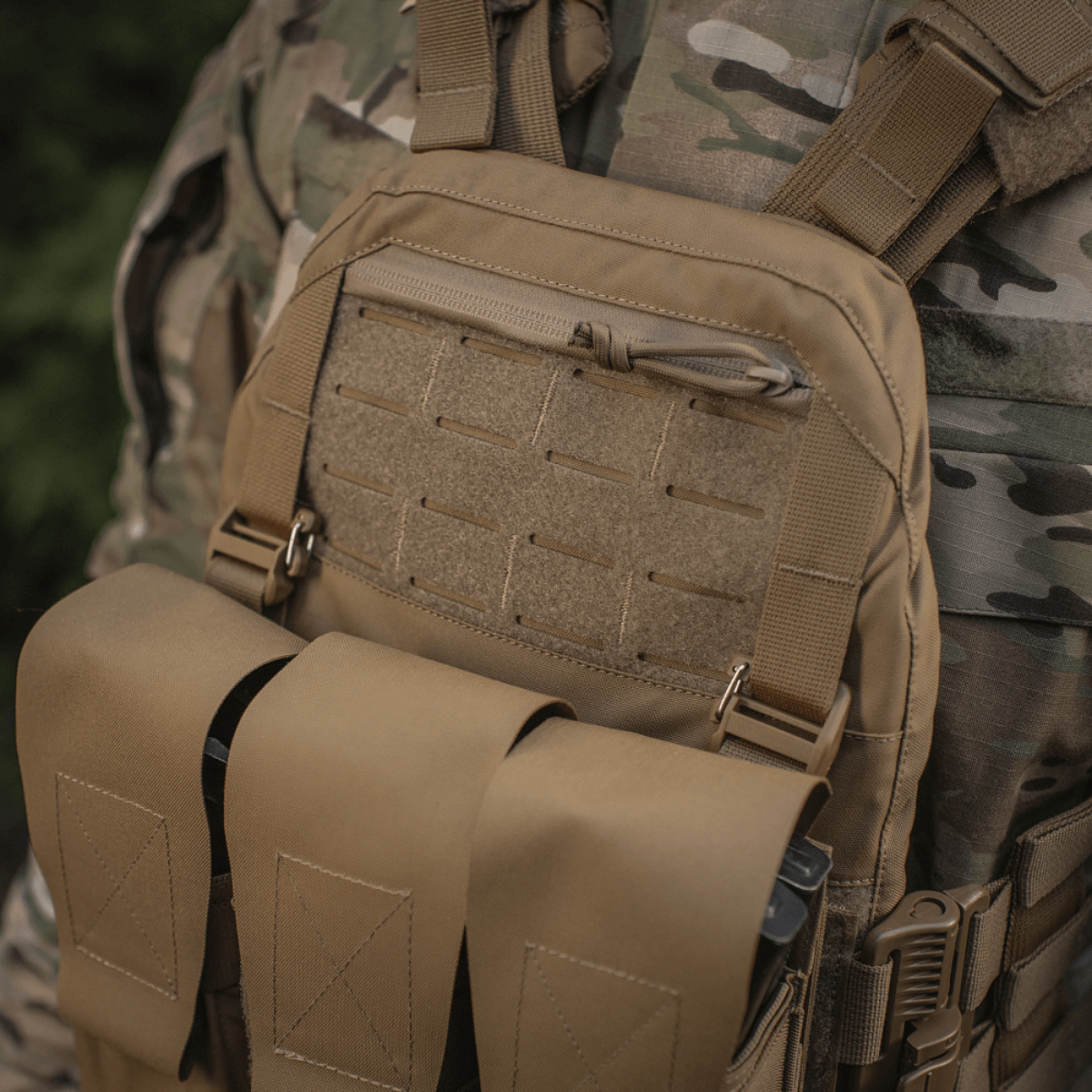 M‑Tac Plate Carrier Cuirass QRS Gen.II i brug, justerbar pladebærer med Quick-release system og ergonomisk design, set tæt på uniform.