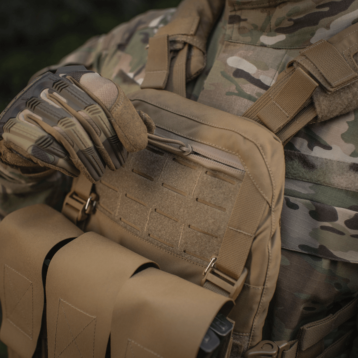 M‑Tac Plate Carrier Cuirass QRS Gen.II i brug, viser justerbart quick-release system, ergonomisk design og Cordura 500D materiale.