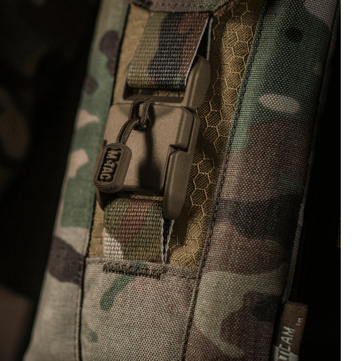 M-Tac Smartphone Lomme Elite Large Hex i camouflagedesign med magnetisk WJ spænde, lavet af slidstærkt CORDURA HEX materiale.