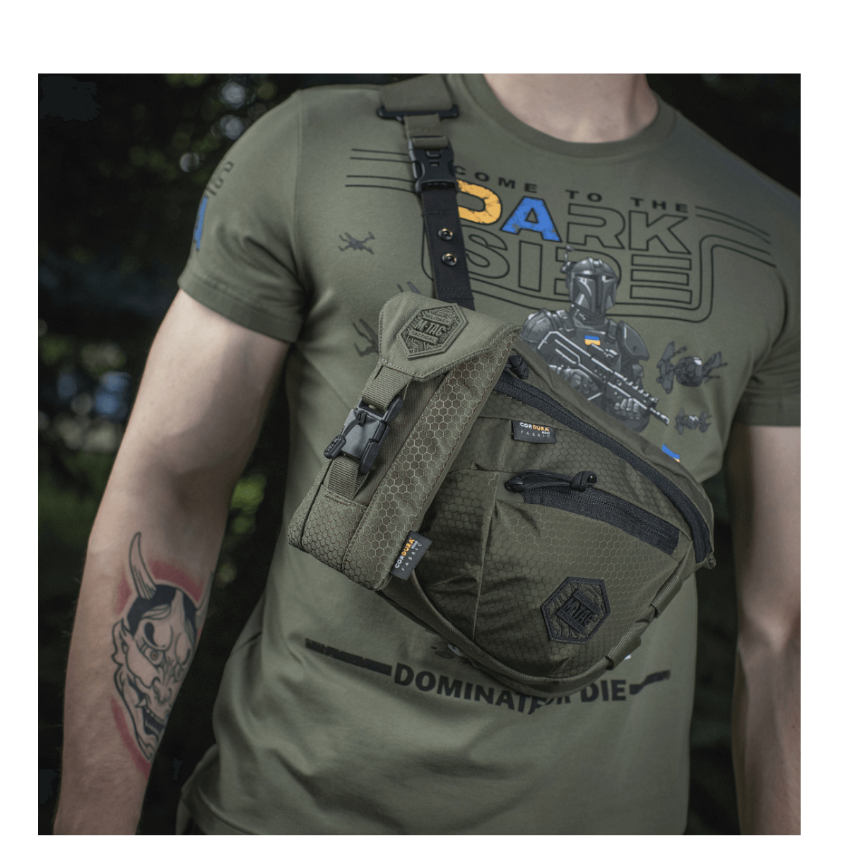 M-Tac Smartphone Lomme Elite Large Hex i CORDURA HEX materiale med magnetisk spænde på mand i camouflage trøje.