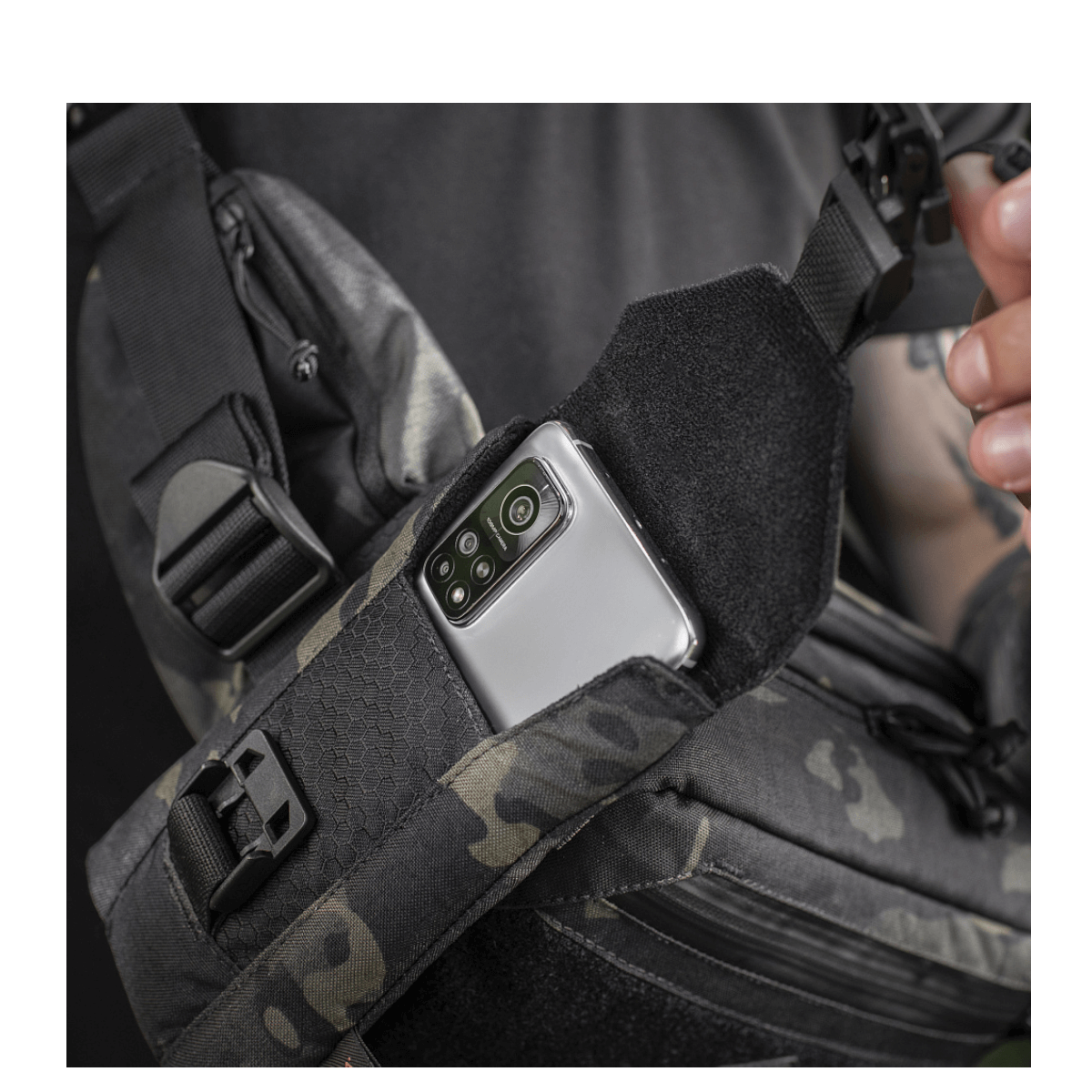 M-Tac Smartphone Lomme Elite Large Hex i CORDURA HEX materiale, med magnetisk spænde, til sikret opbevaring af op til 6,5-tommer telefon.