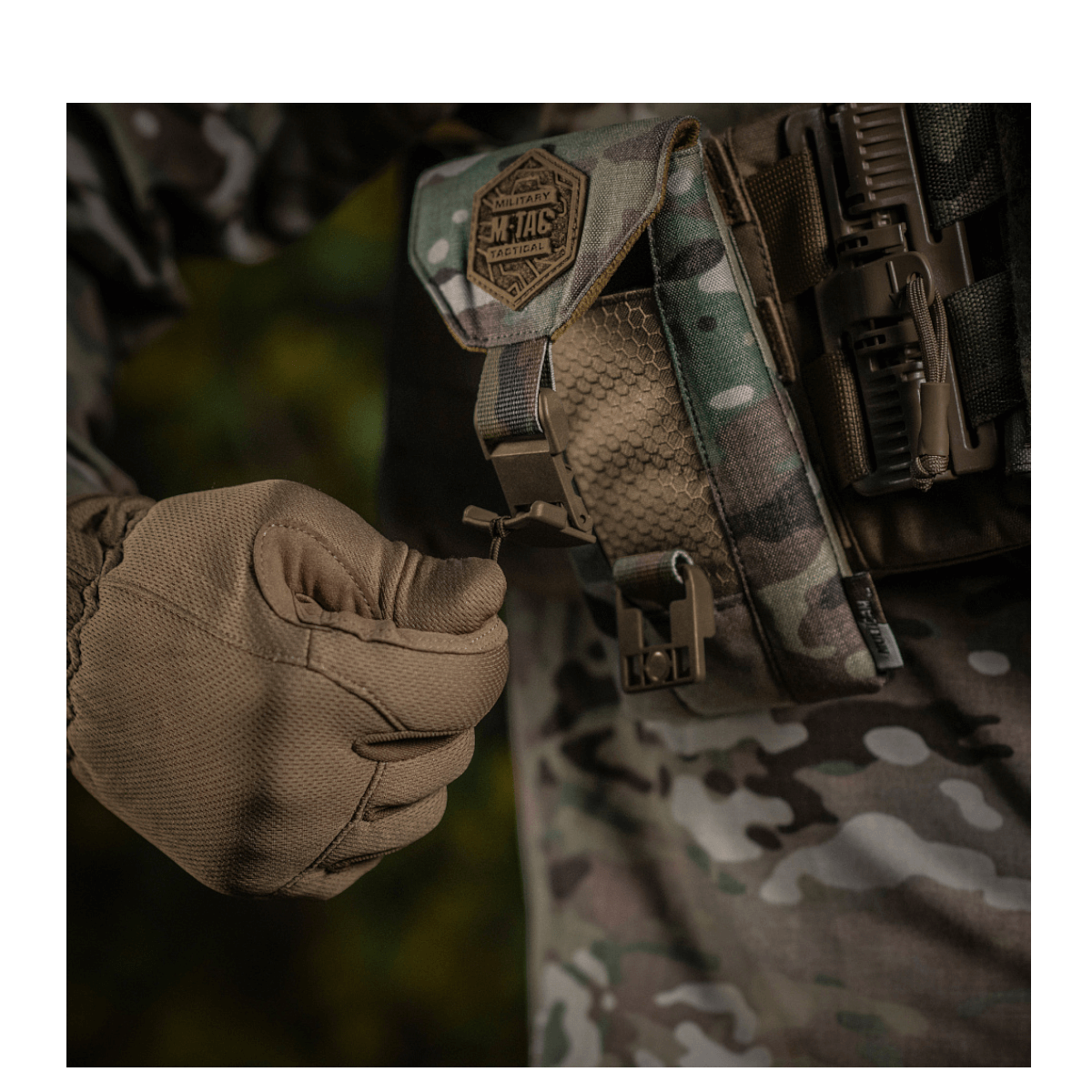 M-Tac Smartphone Lomme Elite Large Hex i brug, sikker opbevaring af smartphone op til 6,5 tommer, lavet af CORDURA HEX materiale.