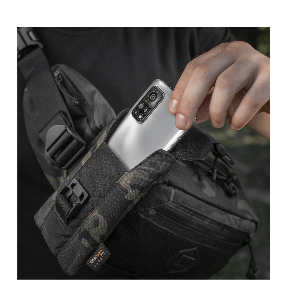 M-Tac Smartphone Lomme Elite Large Hex opbevarer trygt en smartphone i sort taske, fremstillet af slidstærkt Cordura-materiale.