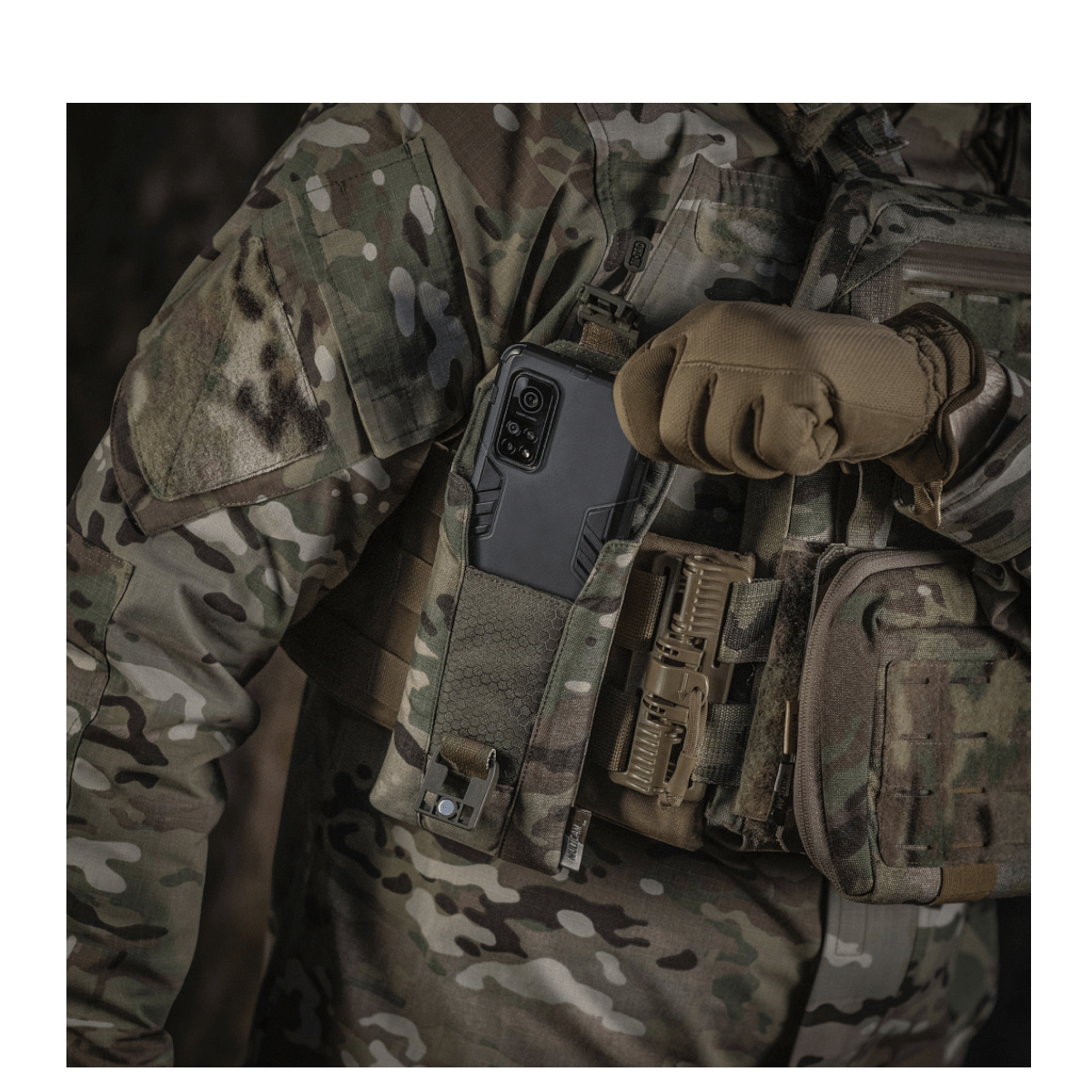 M-Tac Smartphone Lomme Elite Large Hex i camouflagejakke med robust CORDURA HEX materiale og WJ magnetisk spænde til sikker opbevaring.