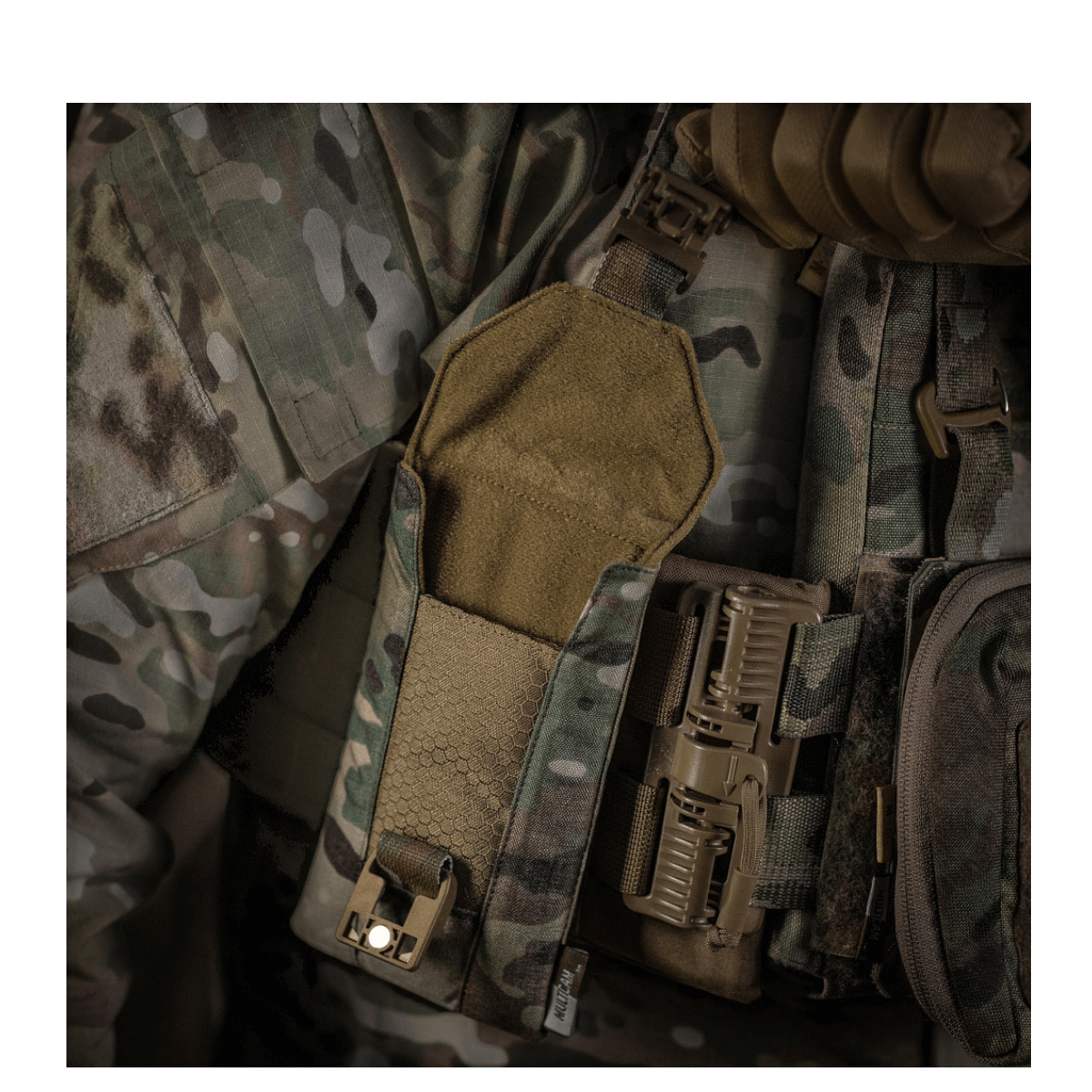 M-Tac Smartphone Lomme Elite Large Hex i camouflage for sikker opbevaring af smartphones op til 6,5 tommer med magnetisk spænde.