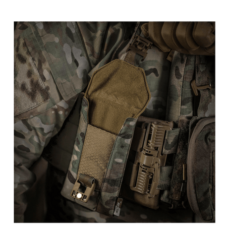 M-Tac Smartphone Lomme Elite Large Hex monteret på camouflageudstyr, lavet af holdbart CORDURA HEX-materiale med WJ magnetisk spænde.