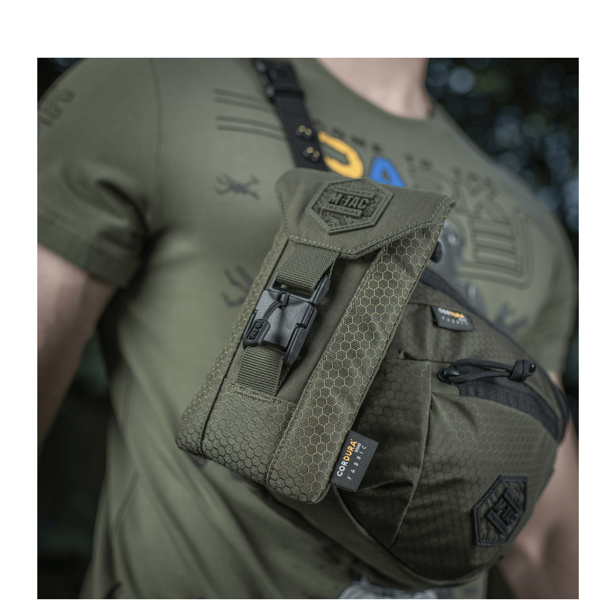 Person bærer M-Tac Smartphone Lomme Elite Large Hex i slidstærkt CORDURA HEX materiale med WJ magnetisk spænde.