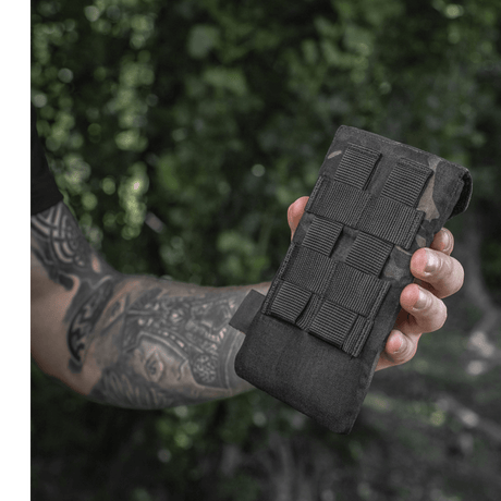 M-Tac Smartphone Lomme Elite Large Hex i sort holdt af person i naturmiljø, lavet af slidstærkt CORDURA HEX, op til 6,5 tommer enheder.