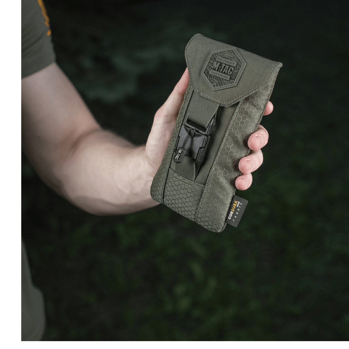 M-Tac Smartphone Lomme Elite Large Hex, sort smartphone pouch, holdt i hånden, fremstillet af slidstærkt Cordura HEX materiale.