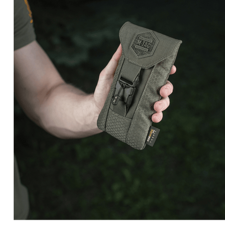 M-Tac Smartphone Lomme Elite Large Hex i hånden, lavet af slidstærkt CORDURA HEX materiale med WJ magnetisk spænde, sort design.