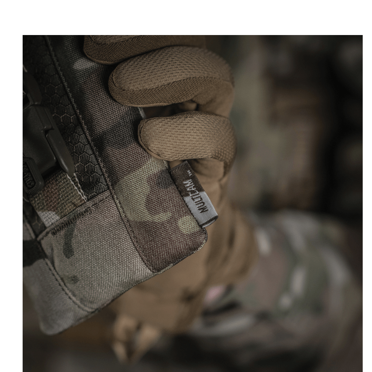 Solider holder M-Tac Smartphone Lomme Elite Large Hex lavet af CORDURA HEX med WJ magnetisk spænde til sikker smartphoneopbevaring.