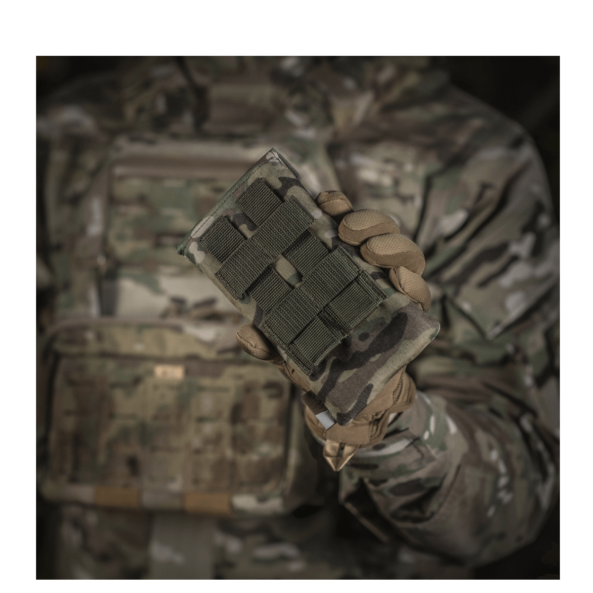 Person holder M-Tac Smartphone Lomme Elite Large Hex i camouflagedragt, lavet af robust CORDURA HEX 1000D med magnetisk spænde.