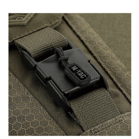 Magnetisk spænde på M-Tac Smartphone Lomme Elite Large Hex lavet af slidstærkt CORDURA HEX materiale.