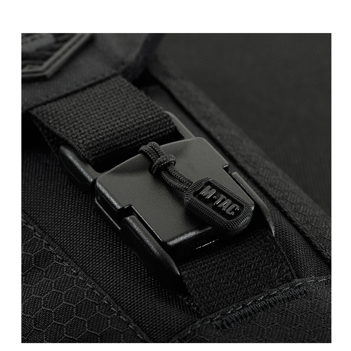 Nærbillede af M-Tac Smartphone Lomme Elite Large Hex med magnetisk WJ spænde i holdbart Cordura materiale.