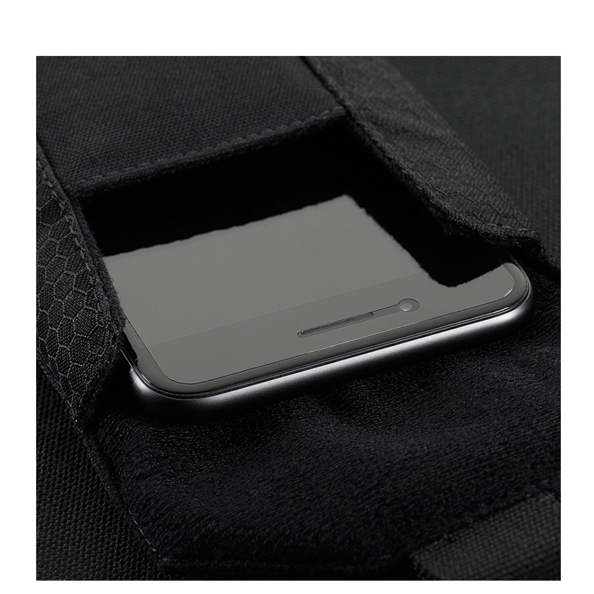 Smartphone i M-Tac Smartphone Lomme Elite Large Hex, sort CORDURA HEX-materiale, magnetisk spænde.