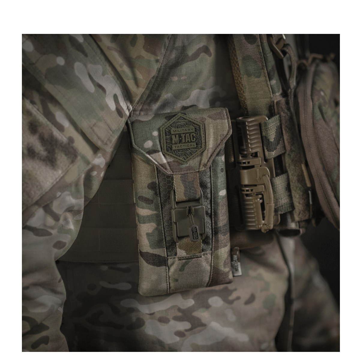 M-Tac Smartphone Lomme Elite Large Hex i robust CORDURA HEX-stof, monteret på taktisk uniform. Perfekt til sikker telefonopbevaring.