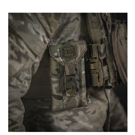 M-Tac Smartphone Lomme Elite Large Hex i CORDURA HEX materiale med magnetisk spænde, monteret på en uniform, perfekt til en 6,5 tommer telefon.