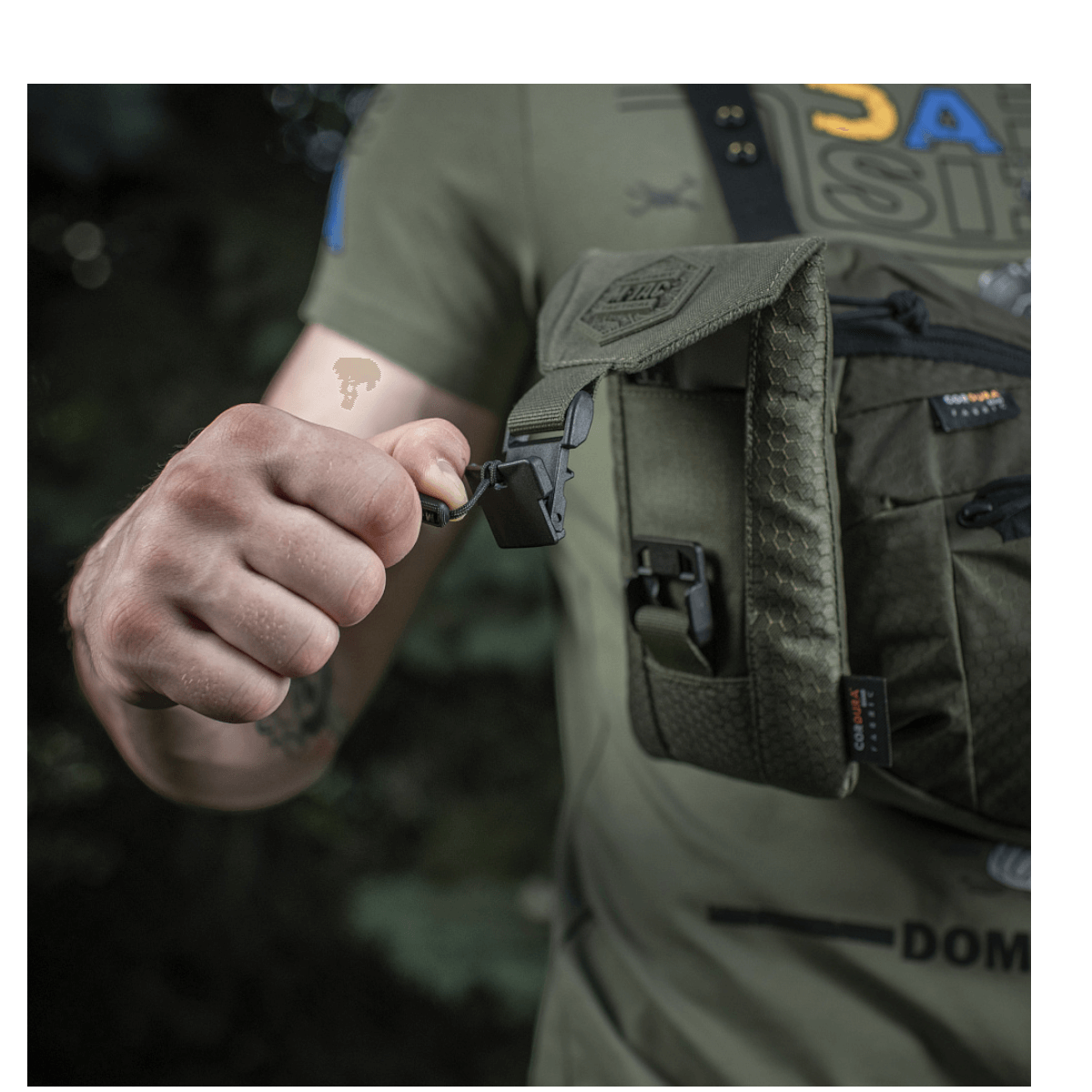 Mand holder M-Tac Smartphone Lomme Elite Large Hex i sort med magnetisk WJ spænde, lavet af slidstærk Cordura HEX materiale.