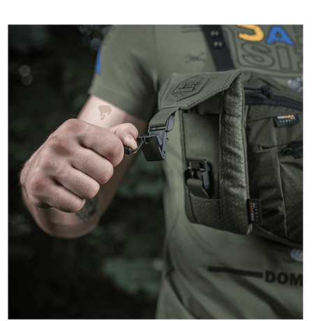 M-Tac Smartphone Lomme Elite Large Hex i brug, viser magnetisk spænde og robust CORDURA materiale til sikker opbevaring af smartphone.