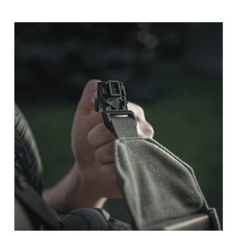 Detalje af WJ magnetisk spænde på M-Tac Smartphone Lomme Elite Large Hex lavet af robust CORDURA HEX materiale.