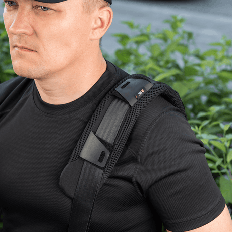 M-Tac Skulderremspude 50 mm Elite bæres på en mands skulder for komfort og vægtfordeling, lavet af Cordura og 3D mesh.