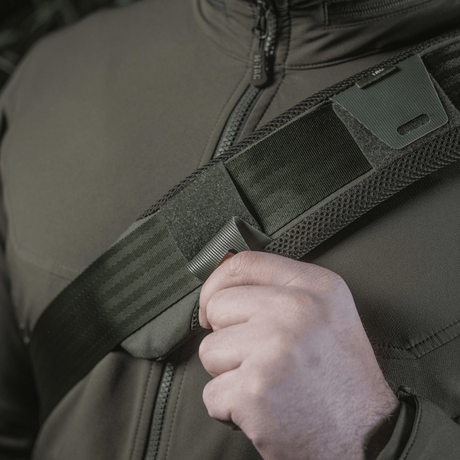 M‑Tac Skulderremspude 50 mm Elite på skulder af bruger, viser komfort og støtte med Cordura og 3D mesh.