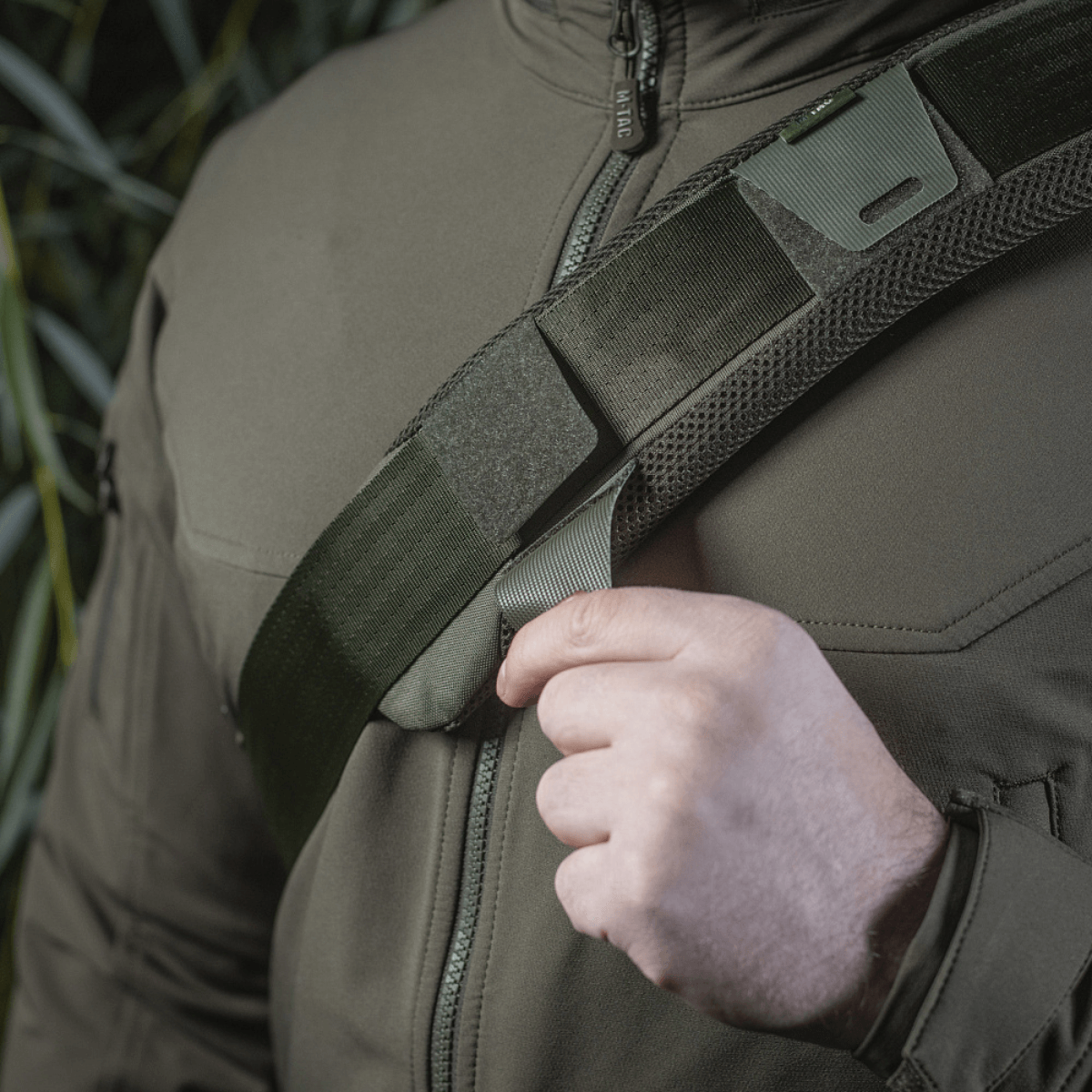 M‑Tac Skulderremspude 50 mm Elite monteret på skulder, viser komfortabel pasform og robust Cordura-materiale med 3D mesh.